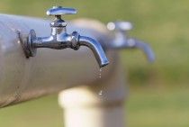 【溢れ出る水、慌てる私】水道が水漏れした時、落ち着いて業者に依頼するためのフローチャート