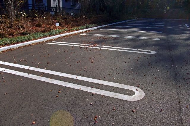 駐車場に使うコンクリートの費用とアスファルトの費用を徹底比較!
