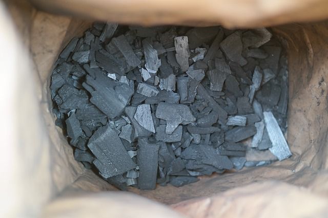 ニオイを吸い取る炭の効果！生活に役立つ炭の使い方をご紹介