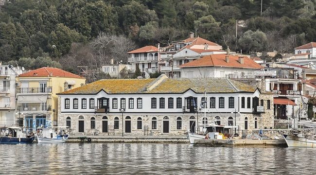 海岸に近い地域によくみられる屋根の形状と目的 