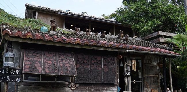 沖縄や九州地方によくみられる屋根の形状と目的 