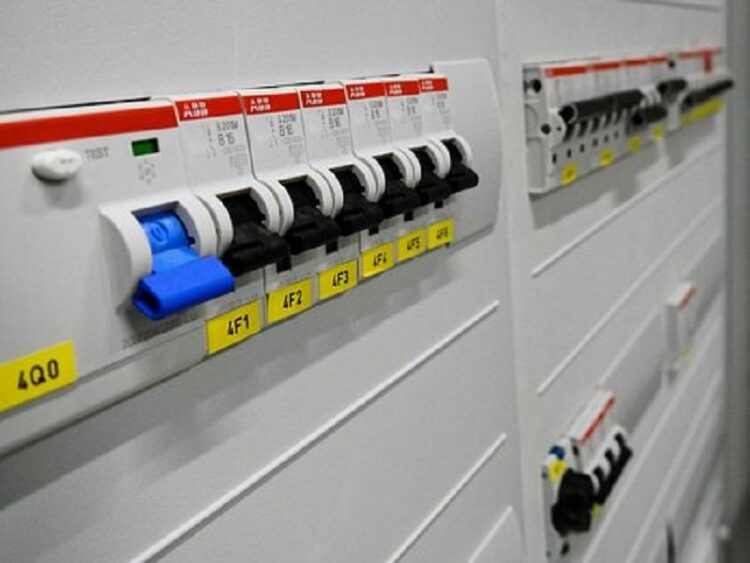 ブレーカーが落ちる原因はそこにあった!コンセントの定格容量