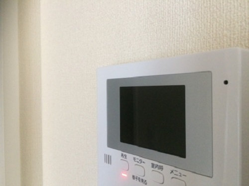 モニターを室内に設置するときの最適な高さ