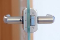 ドアノブが壊れた！そんな時ドアノブのガタつきは自分で修理できる？