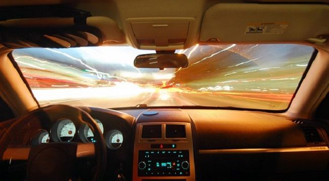 車のフロントガラスに傷ができる原因