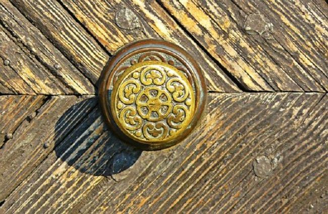 静電気が発生しにくいドアノブってある？