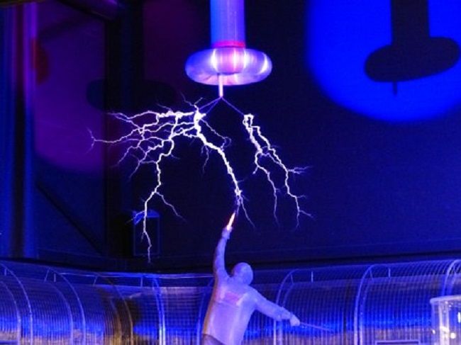 感電死するのは100Vなのに、肩こり治療に10000Ｖなのは？