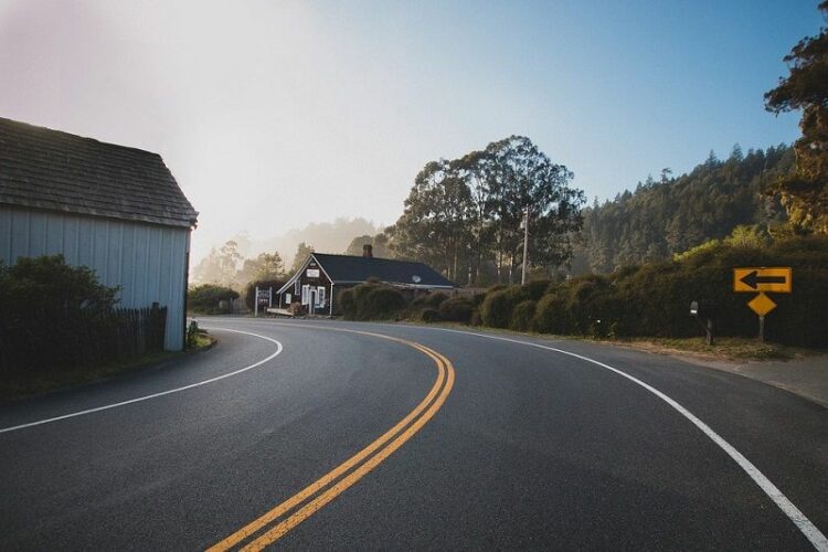 道路の舗装の種類はさまざま!色つきの道路、カラーアスファルトとは?