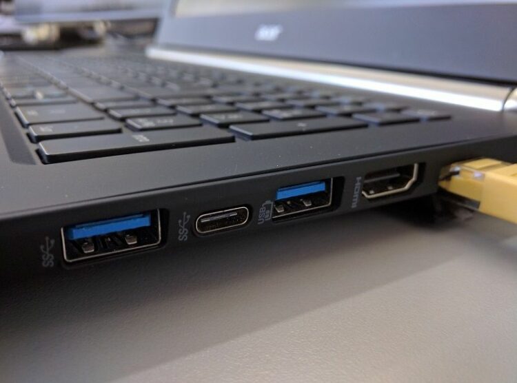 LANケーブルの形状にどんな違いがあるの?速さや繋がりやすさの違いは?