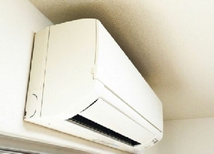 細くて詰まりやすい?エアコンのドレンホースの役割と水漏れの関係