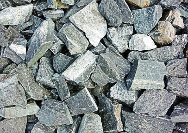 しっかりと固めるのならば「砕石」を使う