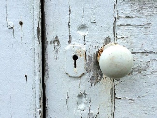 ドアノブが壊れてもし閉じ込められたら？脱出方法
