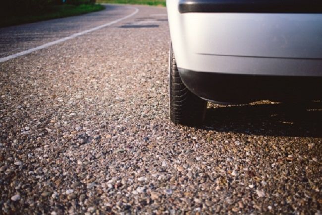砂利を固める超硬い防草砂は駐車場に使える？