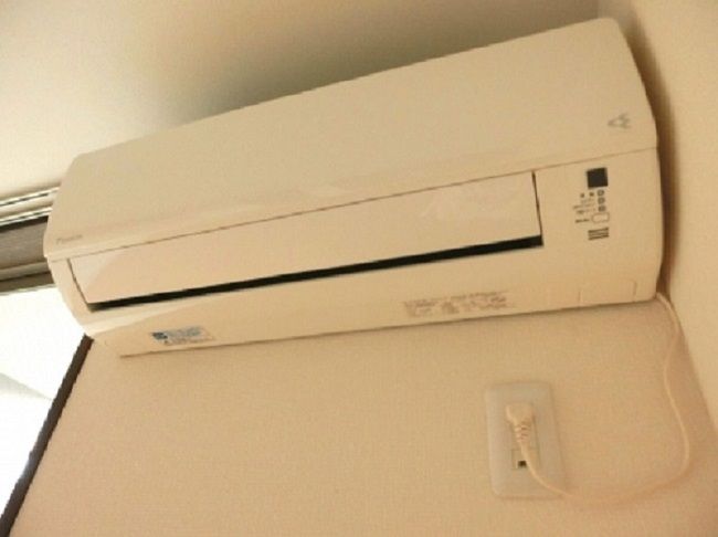エアコンに粘土パテをつける方法