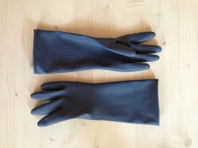 屋根裏に溜まる害獣の糞の掃除で準備する道具と服装について