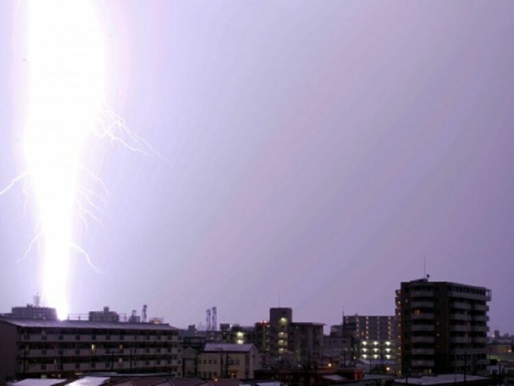 避雷針だけではダメ!?避雷器の仕組みを理解して雷から設備を守る