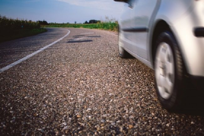 駐車場の砂利が動いて困る！砂利を固める液体とは