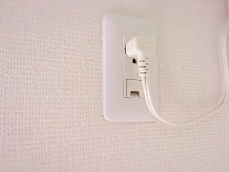 コンセントが曲がったまま使うと起こるトラブル