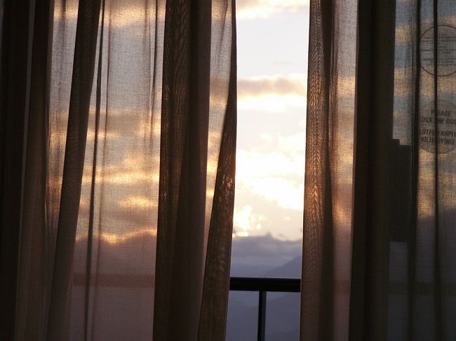エアコン暖房が寒い原因【その2…カーテンの使い方】