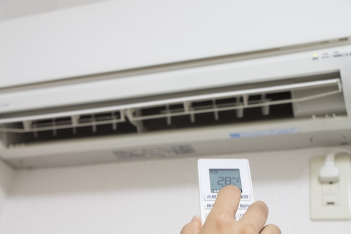 エアコンから水がポタポタ漏れるのは故障なのか？