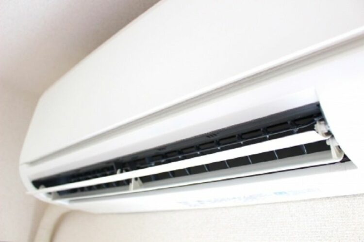 エアコンから暖かい風が出ない?なかなか部屋が暖まらない原因とは