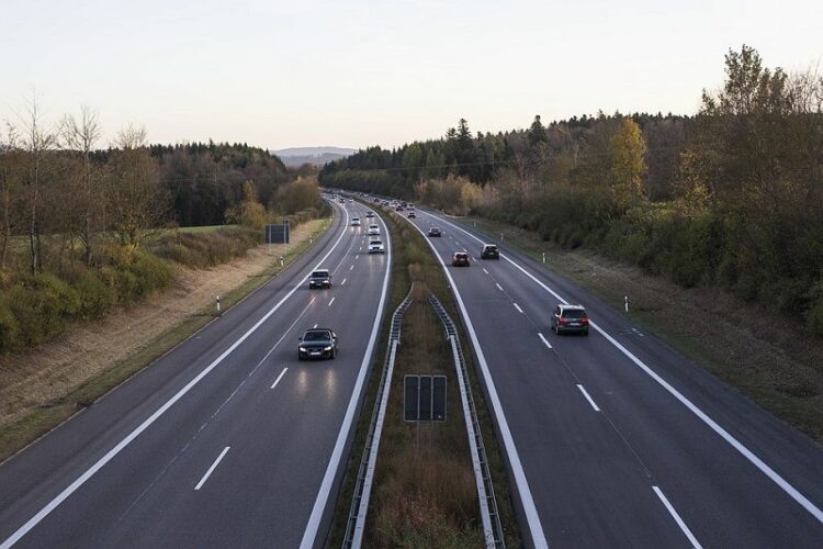 安全な道路ってなに?アスファルト道路とコンクリート道路の違いとは