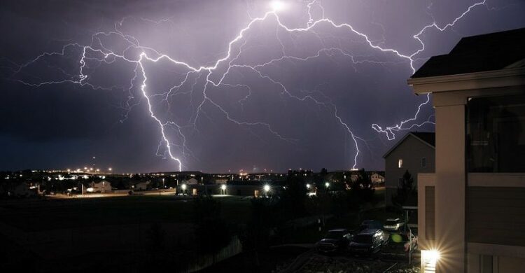 雷がコンセントを通じて家電を壊す！被害を最小限に抑える対策とは？