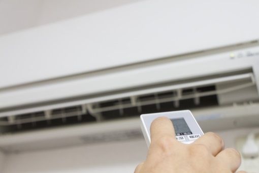 エアコンから内部クリーン中だけ臭いがする!その原因を徹底解説