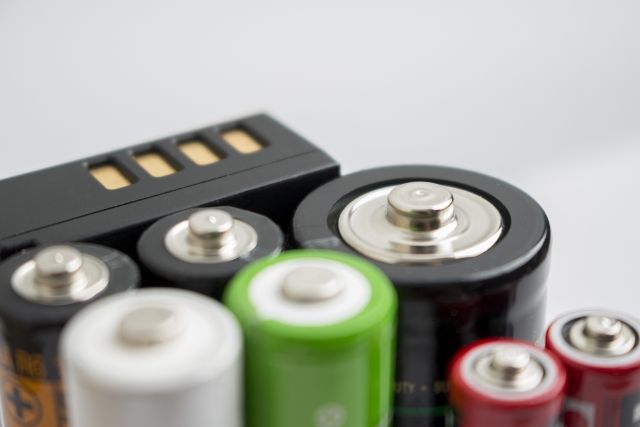 監視カメラの電源を選ぶ判断基準!電池式とコンセントの違いについて