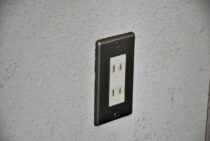 玄関にコンセントがあれば便利！家の顔をワンランクアップさせる方法