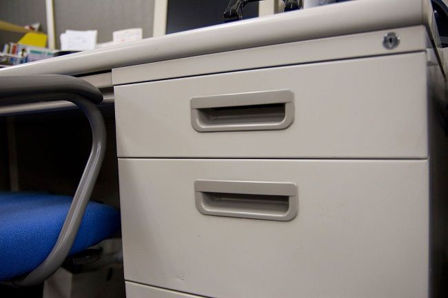 引き出しが会社のデスクの場合