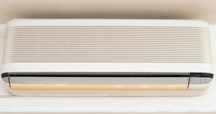 エアコンの水漏れは排水不良が原因？ドレンホースを掃除しましょう。