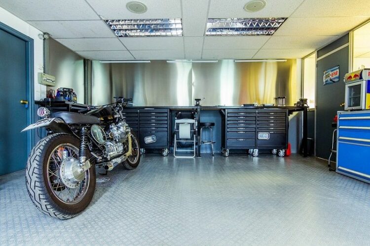 大切な車やバイクを守るために…ガレージには換気扇を設置しよう!