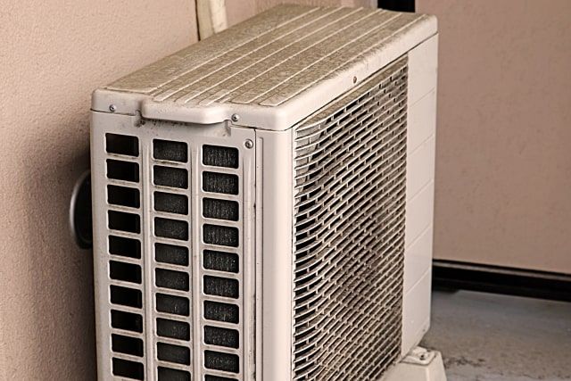 室外機の吸気口や排気口が詰まっている