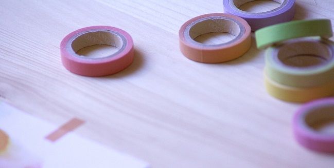 障子の隙間を隙間テープでふさぐ