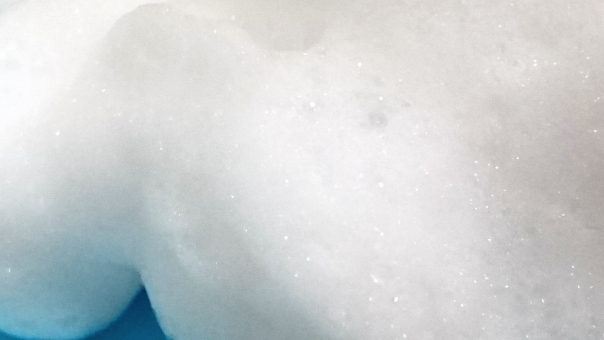 本当に鏡を綺麗にする方法【ステップ1】シャンプーの油膜を取り除く