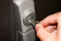 玄関に鍵を追加して防犯対策！DIYか業者か。選び方と費用の見方