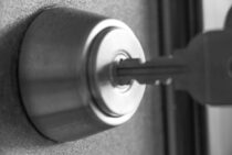 【玄関ドアの鍵が引っかかる】は交換時期のサイン！対処の仕方