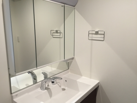 こんな鏡は綺麗にならない!鏡の劣化「シケ」の正体とは