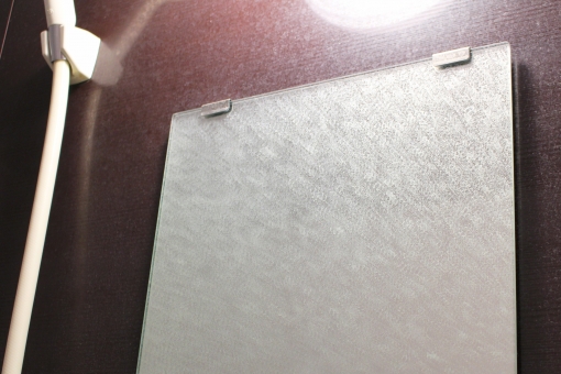 鏡の汚れは落ちるけど…劣化を早めるこんな掃除方法に注意!