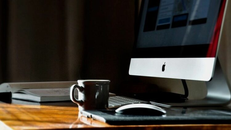 パソコン画面が暗い……原因と対処法を知って快適なPCライフを!