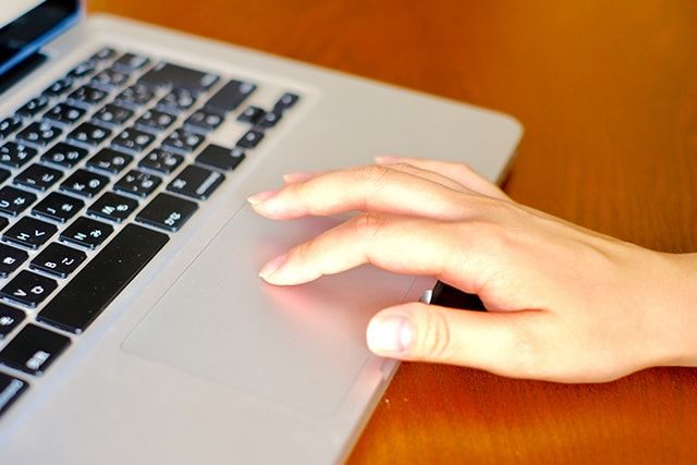 タッチパッドを触っても動かないときは
