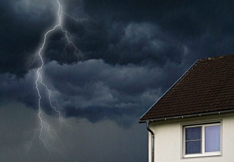 台風は換気扇を止めたほうがいいの?異音がする原因や対処法とは…