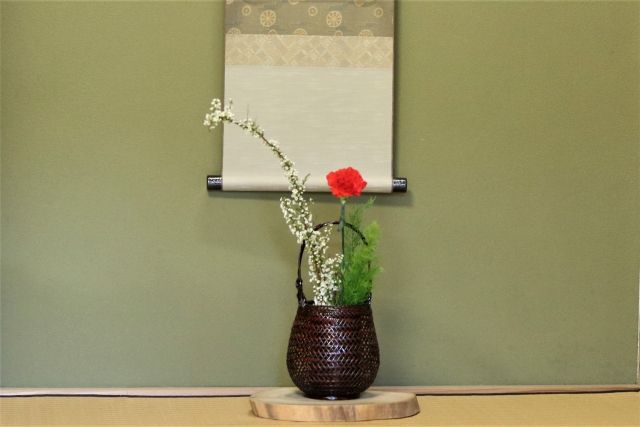 床の間に生け花