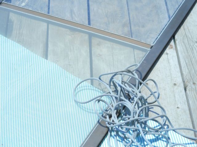 網戸に穴が……!意外と簡単に網戸の補修はできます!その方法とは