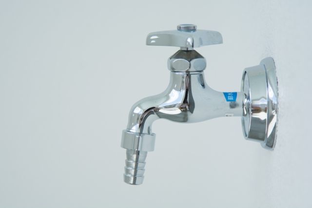 蛇口は10年が寿命……急な水漏れに対処するには