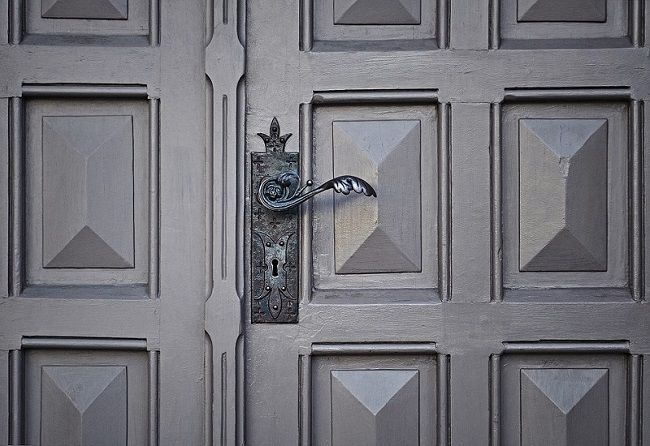 ドアノブを縦付けしても問題ないの？構造とやり方について
