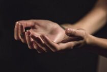 腕にあるこれはムカデの噛み跡？毒を持っているので注意が必要です