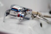 キッチンの蛇口を交換する費用はどのくらい？安く抑えるポイントは