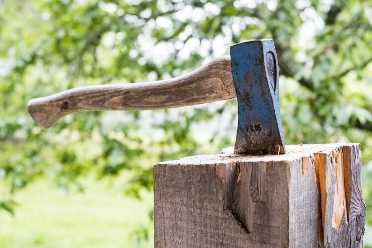 チェーンソーでの伐採には必須？フェリングレバーの役割と使い方